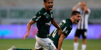 Gustavo Scarpa celebra el 1-0 para el Palmeiras frente a Libertad.