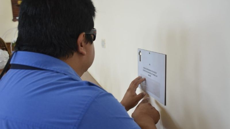 Traducen la historia de la parroquia de Pomán y estaciones del Vía Crucis al braille