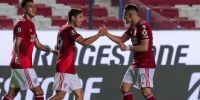 BORRÉ, que hizo tres goles, esteja con su asistidor, Montiel.