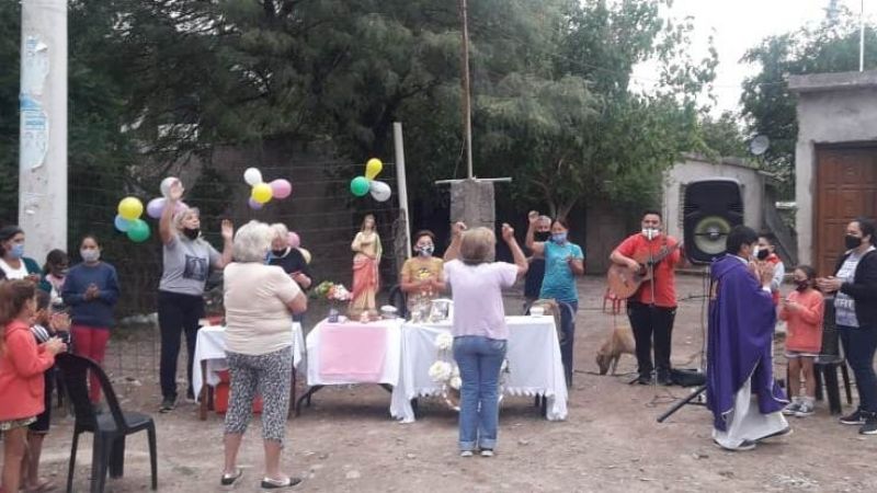Con una caravana y Misa barrial celebran a Santa Lucía