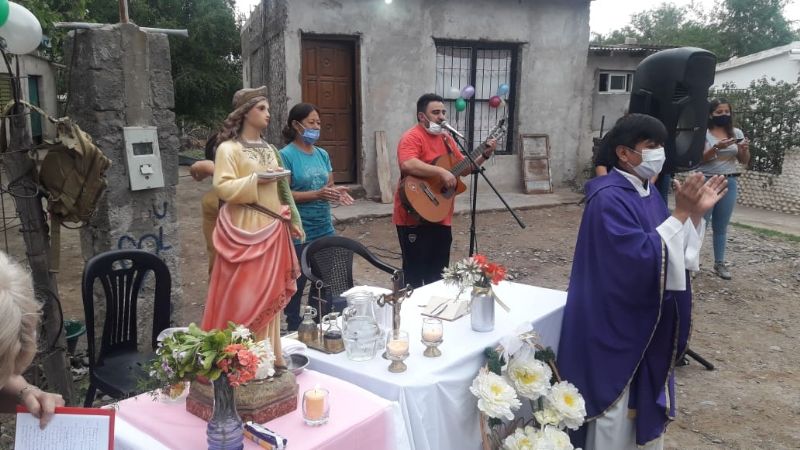 Con una caravana y Misa barrial celebran a Santa Lucía