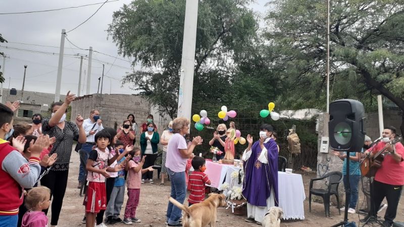 Con una caravana y Misa barrial celebran a Santa Lucía
