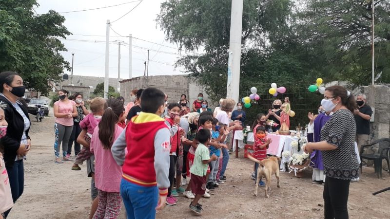Con una caravana y Misa barrial celebran a Santa Lucía