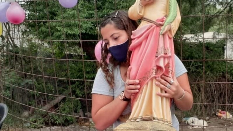 Con una caravana y Misa barrial celebran a Santa Lucía