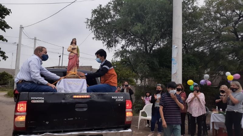 Con una caravana y Misa barrial celebran a Santa Lucía