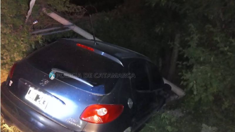 Un auto chocó contra un poste en Fray Mamerto Esquiú
