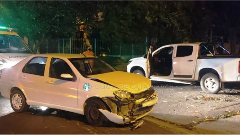 Circulaba en un auto robado, chocó y lo dejó abandonado