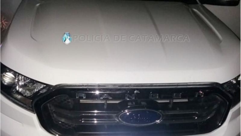 Circulaba en un auto robado, chocó y lo dejó abandonado