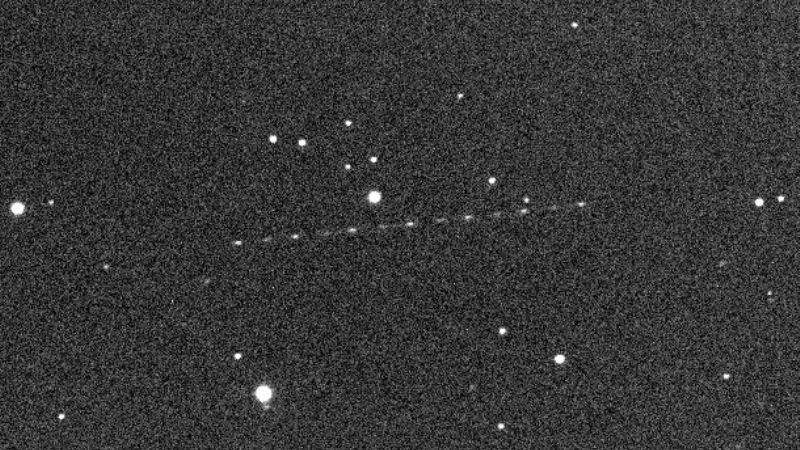 Un objeto espacial pasó rozando la Tierra y no saben qué fue