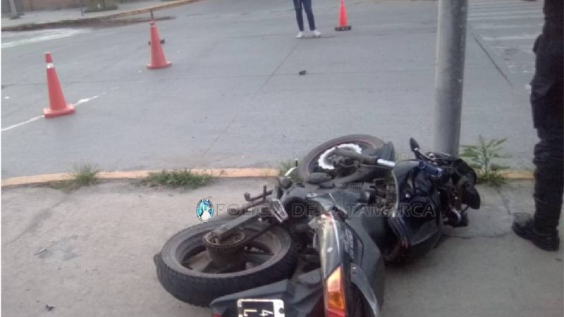 Chocaron una moto y un auto: dos heridos