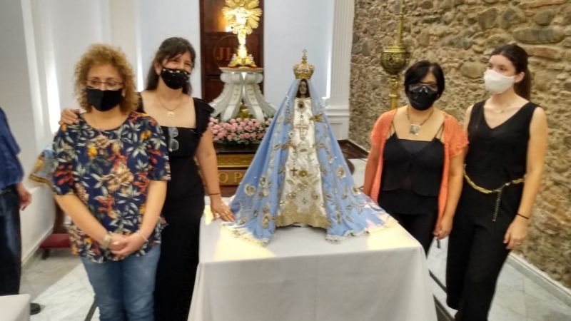 La Virgen luce el manto bordado con las puntadas de peregrinos y devotos