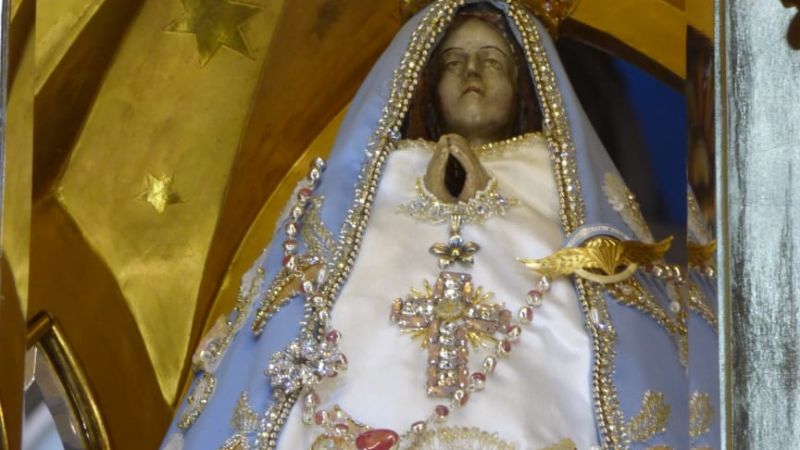 La Virgen luce el manto bordado con las puntadas de peregrinos y devotos