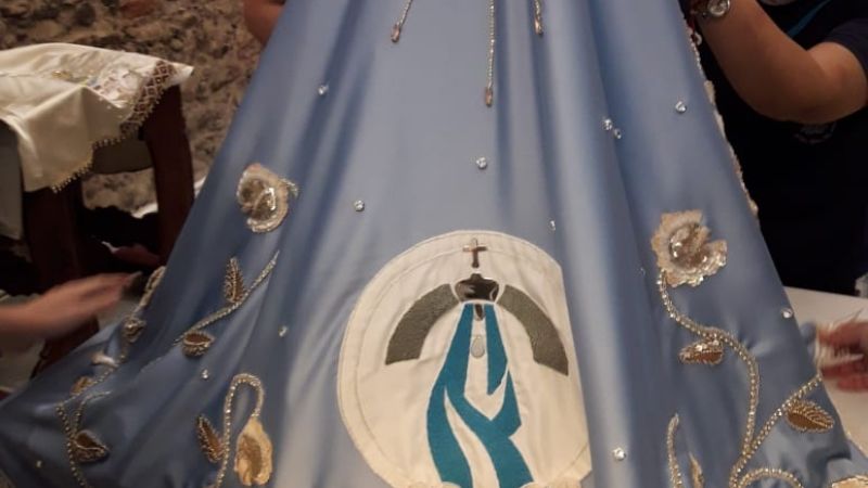La Virgen luce el manto bordado con las puntadas de peregrinos y devotos