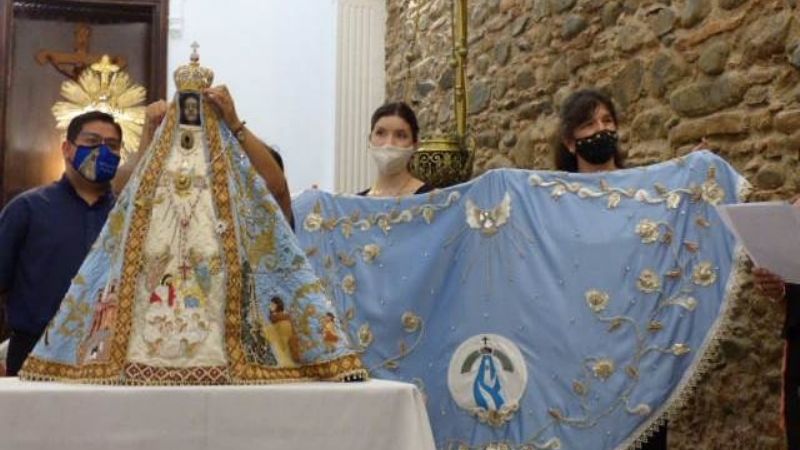 La Virgen luce el manto bordado con las puntadas de peregrinos y devotos