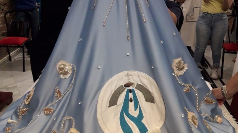 La Virgen luce el manto bordado con las puntadas de peregrinos y devotos