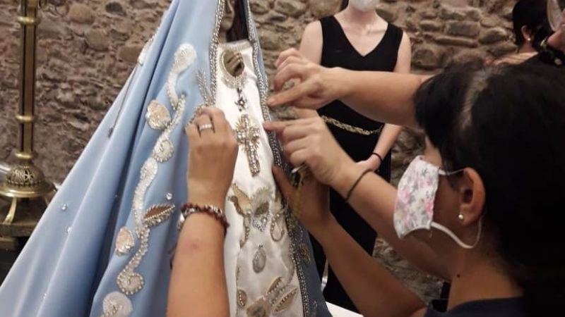 La Virgen luce el manto bordado con las puntadas de peregrinos y devotos