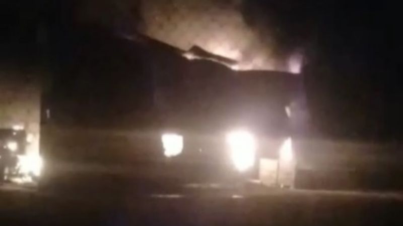 Se incendió un galpón con carbón y se quemaron vehículos