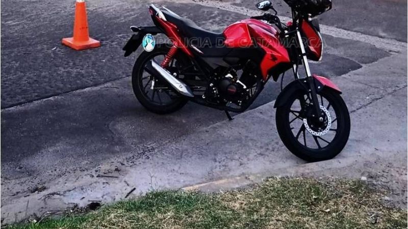 Chocó a una motociclista y se escapó