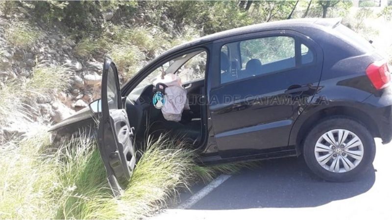 Perdió el control del auto y chocó contra la loma cerca de Emaus