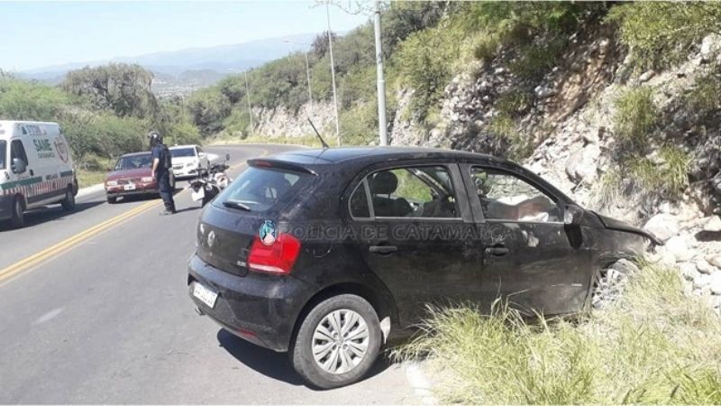 Perdió el control del auto y chocó contra la loma cerca de Emaus