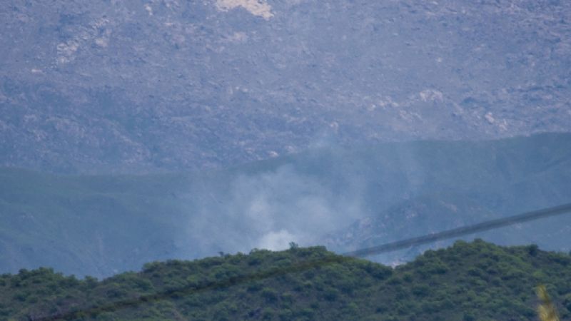 Luchan contra un incendio forestal en Los Ángeles