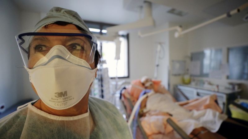 Desarrollan un barbijo inteligente que mata al coronavirus