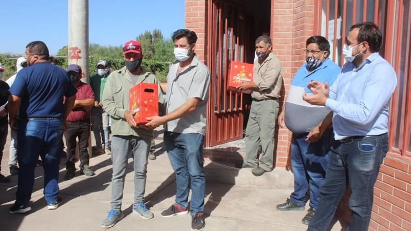 Paulón entregó cajas navideñas a todos los municipales