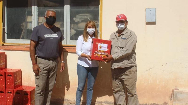 Paulón entregó cajas navideñas a todos los municipales