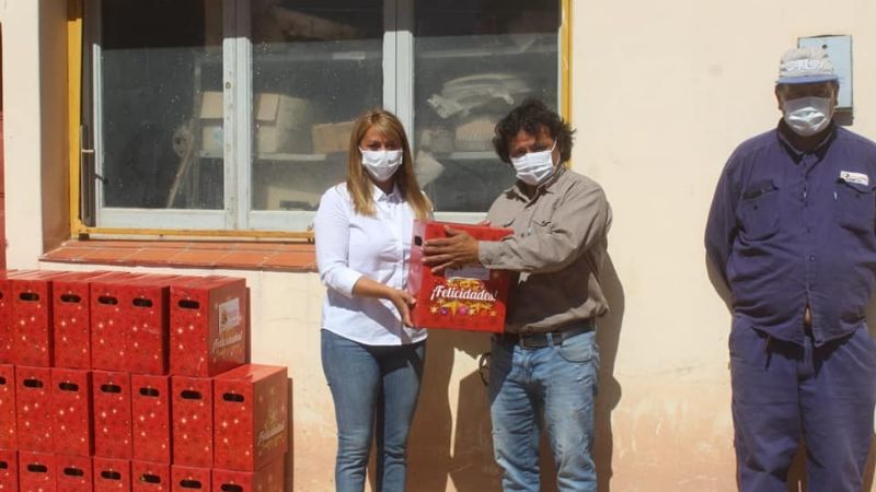 Paulón entregó cajas navideñas a todos los municipales