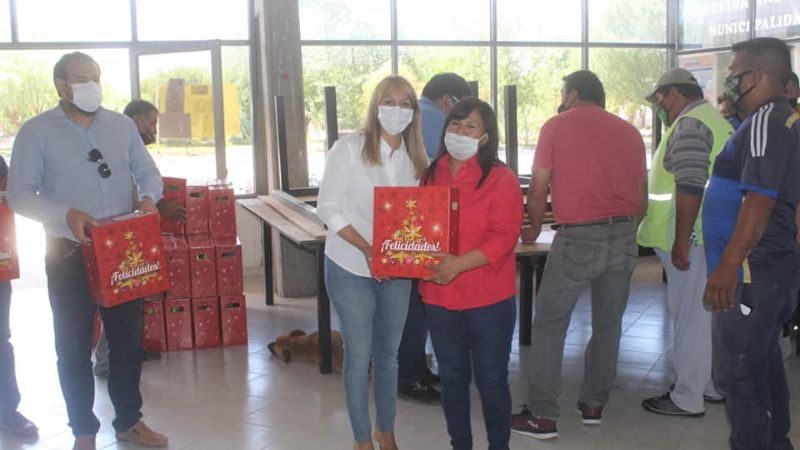 Paulón entregó cajas navideñas a todos los municipales