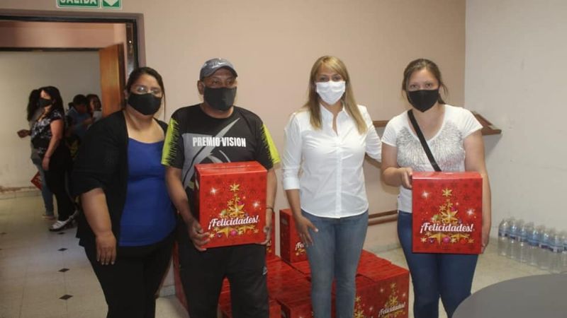 Paulón entregó cajas navideñas a todos los municipales