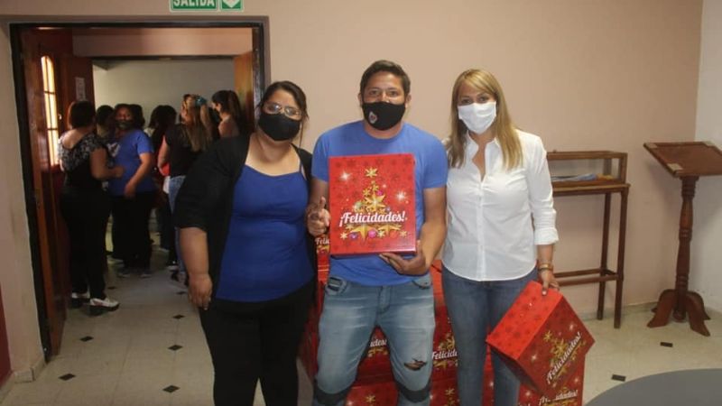 Paulón entregó cajas navideñas a todos los municipales