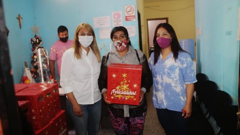 Paulón entregó cajas navideñas a todos los municipales