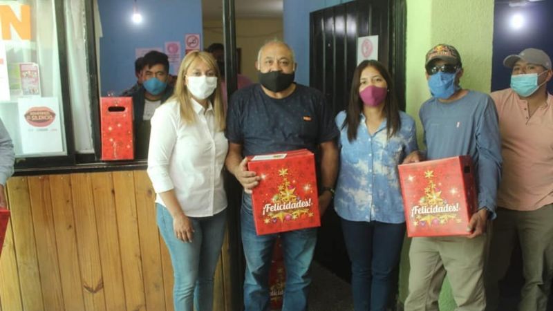 Paulón entregó cajas navideñas a todos los municipales