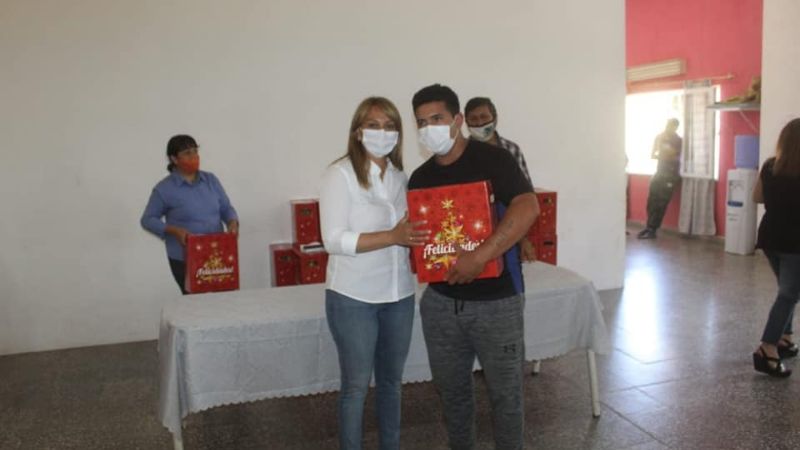 Paulón entregó cajas navideñas a todos los municipales