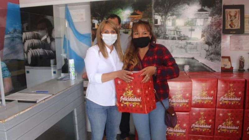 Paulón entregó cajas navideñas a todos los municipales
