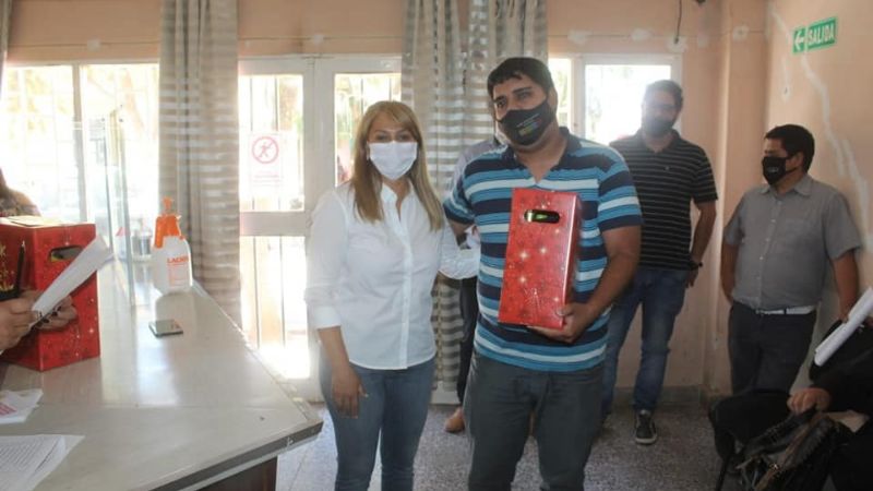 Paulón entregó cajas navideñas a todos los municipales