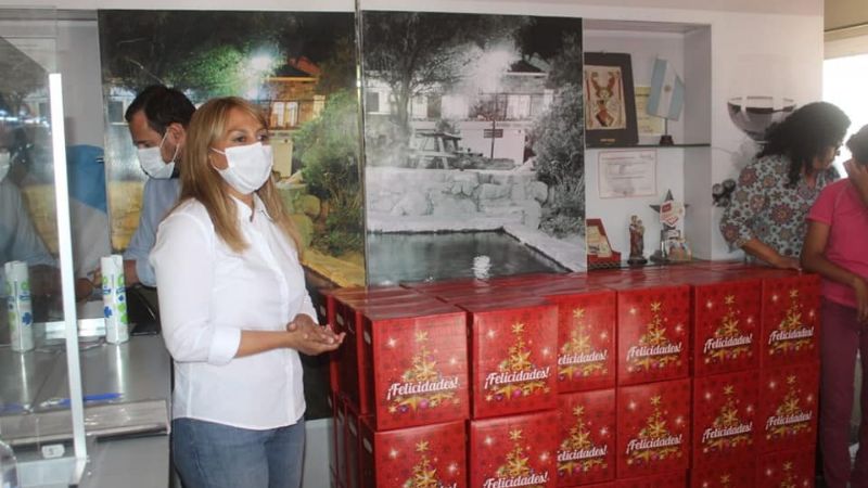 Paulón entregó cajas navideñas a todos los municipales