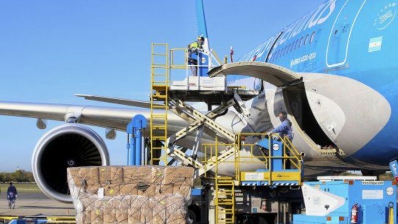 El vuelo de Aerolíneas Argentinas con la vacuna rusa arribó al país