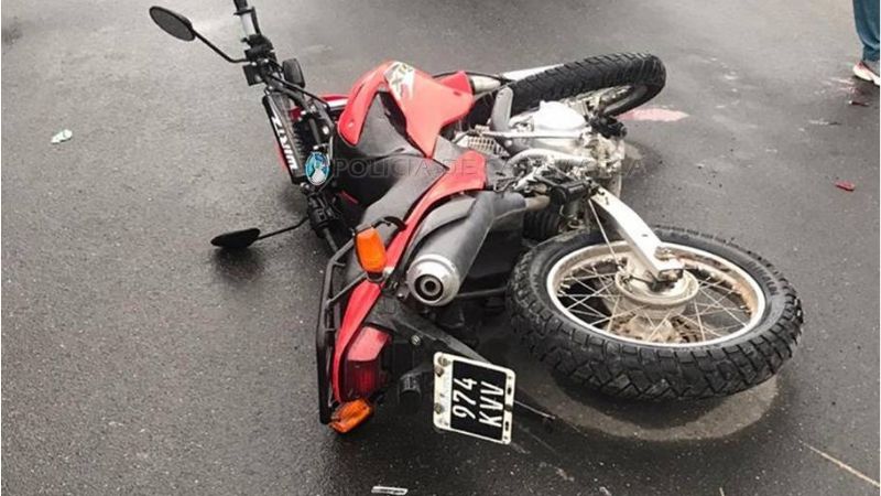 Joven en moto chocó contra un auto estacionado