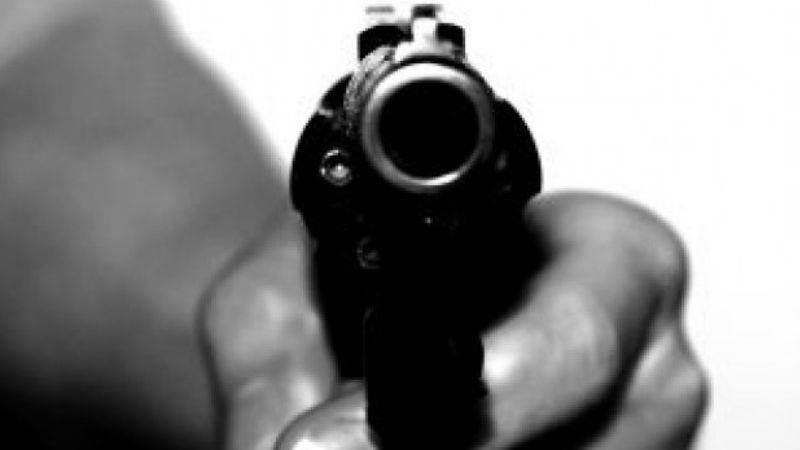 Compartían con amigos y los amenazaron con arma de fuego