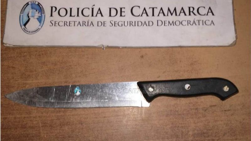 Amenazó con un cuchillo a dos adolescentes para robarles