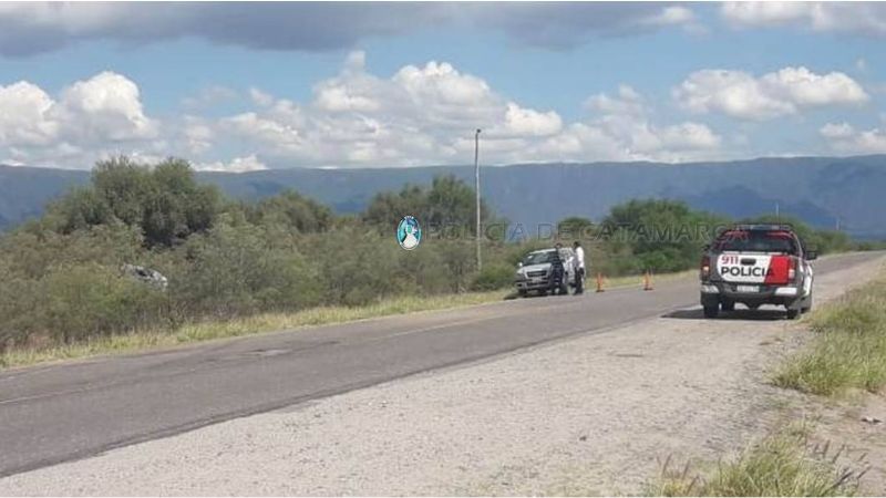 Vuelco, mujer semidesnuda al costado de la ruta y conductor detenido