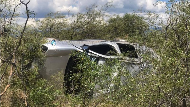 Vuelco, mujer semidesnuda al costado de la ruta y conductor detenido