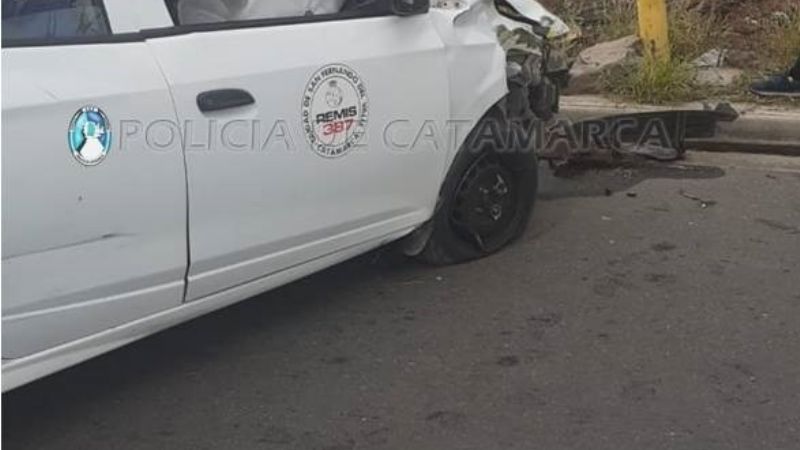 Remisero chocó contra un poste