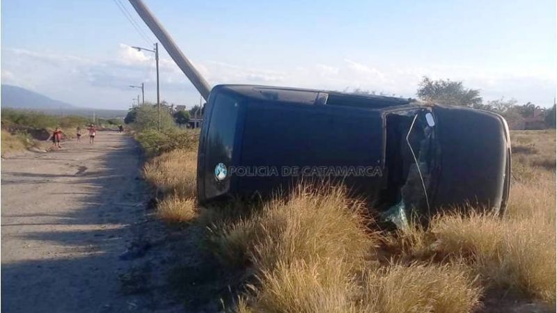 Perdió el control, chocó contra un poste y volcó