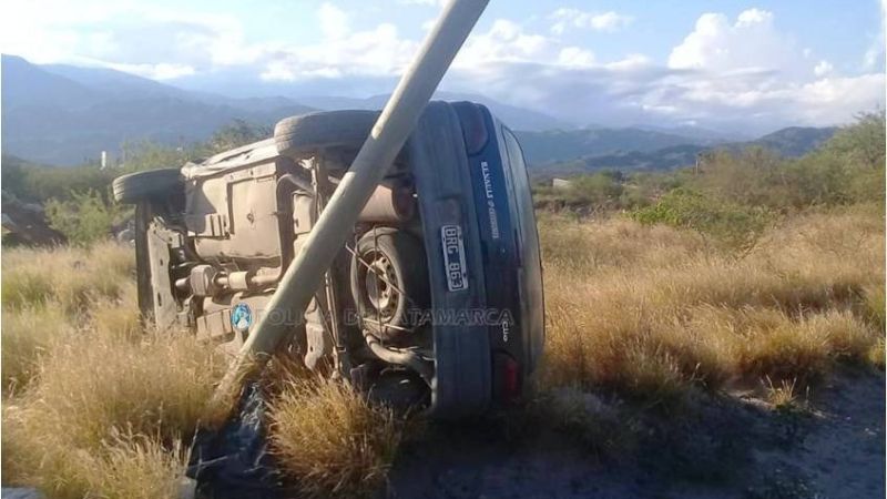 Perdió el control, chocó contra un poste y volcó