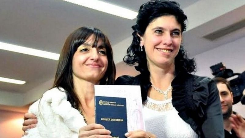 Matan a una de las mujeres del primer matrimonio igualitario