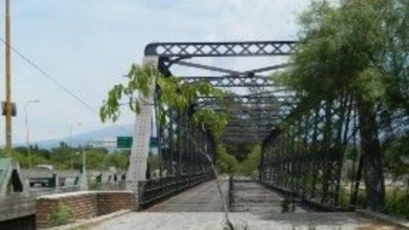 Hombre amenaza con arrojarse al río en Tres Puentes