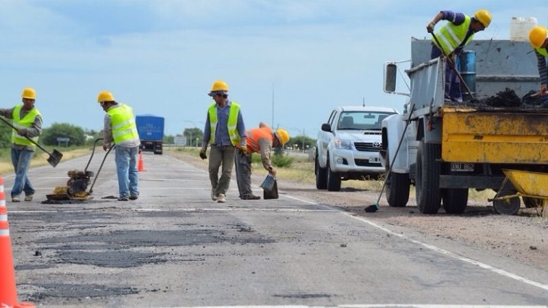 Obra de bacheo en calzada en la Ruta 79, desde Casa de Piedra